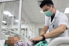 Bác sỹ thăm khám cho bệnh nhân. (Nguồn: Bệnh viện Bệnh Nhiệt đới Trung ương)