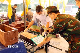 Thực hiện số hóa các thông tin về hài cốt Liệt sỹ chưa xác định được danh tính ngay tại chỗ. (Ảnh: Trần Trang/TTXVN)