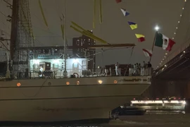 Tàu hải quân Mexico sau khi đâm vào cầu Brooklyn ở New York, Mỹ tối 17/5/2025. (Ảnh: AP/TTXVN)
