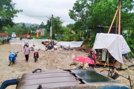 Xã Trà Liên huy động mọi lực lượng để khắc phục tạm sự cố trôi cầu. (Nguồn: Báo Nhân Dân)