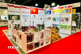 Gian hàng Việt Nam trưng bày các sản phẩm phong phú, từ vật tư phụ kiện đóng gói tới các loại bao bì chất liệu đa dạng. (Ảnh: Minh Hợp/TTXVN)