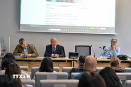 Đại sứ Việt Nam tại Pháp Đinh Toàn Thắng (giữa) phát biểu tại hội thảo. (Ảnh: Hữu Chiến/TTXVN)