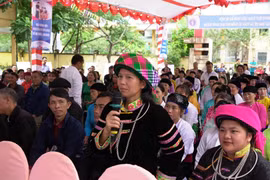 Phụ nữ dân tộc Hà Giang tham gia trả lời câu hỏi về sinh đẻ an toàn. (Ảnh: TTXVN phát)