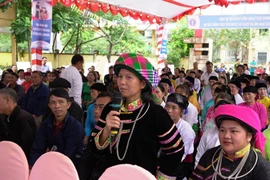 Phụ nữ dân tộc Hà Giang tham gia trả lời câu hỏi về sinh đẻ an toàn. (Ảnh: TTXVN phát)