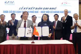 Sở Du lịch thành phố Huế ký kết bản ghi nhớ hợp tác với Hiệp hội Lữ hành Hàn Quốc. (Ảnh: Mai Trang/TTXVN)