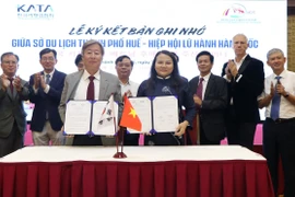 Sở Du lịch thành phố Huế ký kết bản ghi nhớ hợp tác với Hiệp hội Lữ hành Hàn Quốc. (Ảnh: Mai Trang/TTXVN)
