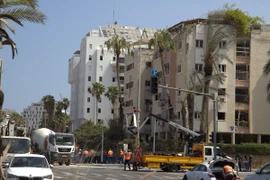 Một tòa nhà chung cư ở đường Levy Eshkol ( Tel Aviv) bị phá hủy do trúng tên lửa rạng sáng 16/6. (Ảnh: Thanh Bình/TTXVN)