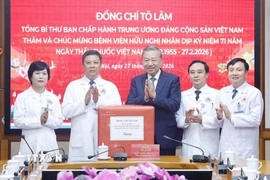 Tổng Bí thư Tô Lâm tặng quà cho cán bộ, bác sỹ, nhân viên y tế Bệnh viện Hữu nghị. (Ảnh: Thống Nhất/TTXVN)