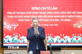 Tổng Bí thư Tô Lâm đến thăm, chúc mừng cán bộ, Bác sỹ, nhân viên y tế Bệnh viện Hữu nghị. (Ảnh: Thống Nhất/TTXVN)