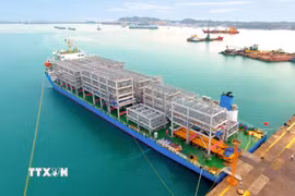 Lô hàng 1.200 tấn Module được Công ty Trách nhiệm hữu hạn Công nghiệp nặng Doosan Enerbility Việt Nam (Doosan Vina) xuất khẩu sang Singapore hồi năm 2023. (Ảnh: TTXVN phát)