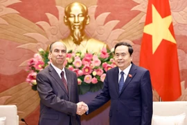 Chủ tịch Quốc hội Trần Thanh Mẫn và Đại sứ Cuba tại Việt Nam Rogelio Polanco Fuentes. (Ảnh: Doãn Tấn/TTXVN)