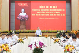 Sáng 9/6, tại Lâm Đồng, Tổng Bí thư Tô Lâm và Đoàn công tác Trung ương làm việc với Ban Thường vụ Tỉnh ủy Lâm Đồng, Thường trực Tỉnh ủy Bình Thuận và Thường trực Tỉnh ủy Đắk Nông về tình hình triển khai thực hiện các nghị quyết, kết luận của Trung ương gần đây; việc sắp xếp tổ chức bộ máy của địa phương gắn với tổ chức đại hội đảng bộ các cấp tiến tới Đại hội lần thứ XIV của Đảng; công tác quốc phòng, an ninh; thực hiện nhiệm vụ tăng trưởng kinh tế ở địa phương và công tác bảo đảm an sinh xã hội. (Ảnh: Thống Nhất/TTXVN)