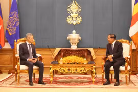 Chủ tịch Thượng viện Campuchia, Chủ tịch CPP Samdech Techo Hun Sen (phải) tiếp Đại sứ Nguyễn Minh Vũ. (Ảnh: Huỳnh Thảo/TTXVN)
