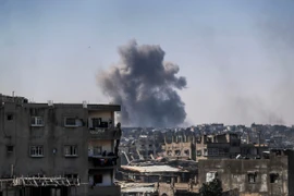 Khói bốc lên sau cuộc không kích của Israel tại Gaza. (Ảnh: THX/TTXVN)