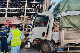Phòng Cảnh sát Phòng cháy chữa cháy và Cứu nạn cứu hộ (Công an tỉnh Thanh Hóa) có mặt tại hiện trường. (Ảnh: TTXVN phát)
