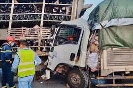 Phòng Cảnh sát Phòng cháy chữa cháy và Cứu nạn cứu hộ (Công an tỉnh Thanh Hóa) có mặt tại hiện trường. (Ảnh: TTXVN phát)
