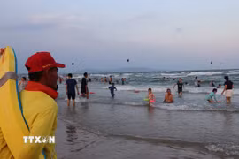 Lực lượng cứu hộ tại bờ biển Vũng Tàu. (Ảnh: Huỳnh Sơn/TTXVN)