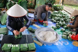 Cả gia đình tham gia các công đoạn làm bánh, tạo nên không khí lao động đầm ấm, gắn kết trong mùa Tết. (Ảnh: Khánh Hòa/TTXVN)