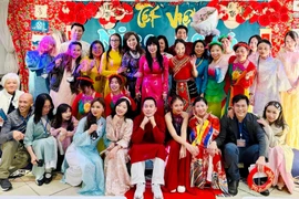 Bà Stephanie Do (áo dài hồng đứng giữa), nữ nghị sỹ gốc Á đầu tiên tại Pháp, cùng chung vui với cộng đồng người Việt tại Nice. (Nguồn: TTXVN phát)