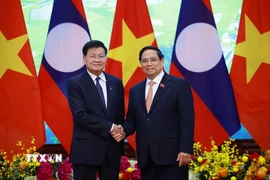 Thủ tướng Phạm Minh Chính hội kiến Tổng Bí thư, Chủ tịch nước Lào Thongloun Sisoulith. (Ảnh: Dương Giang/TTXVN)