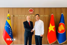 Đại sứ Vũ Trung Mỹ tiếp Tiến sỹ Carolus Wimmer, Chủ tịch Nhà Hữu nghị Venezuela-Việt Nam. (Nguồn: TTXVN phát)