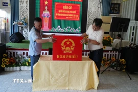 Một điểm bầu cử trên địa bàn tỉnh Đồng Nai được tổ chức trong khuôn viên nhà của một hộ gia đình. (Ảnh: Lê Xuân/TTXVN)