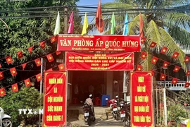 Các điểm bầu cử trên địa bàn xã Nhơn Hội (tỉnh An Giang) được hoàng rực rỡ, tạo không khí háo hức, sẵn sàng cho Ngày bầu cử. (Ảnh: Công Mạo/TTXVN)