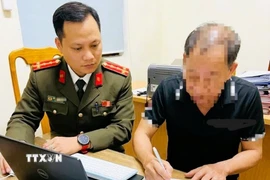 Các đối tượng tự giác gỡ bỏ bài viết, cam kết chấp hành quyết định xử phạt vi phạm hành chính. (Ảnh: TTXVN phát)