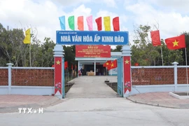 Điểm bầu cử tại ấp Kinh Đào (xã Đất Mũi) hoàn thành công tác trang trí sẵn sàng cho ngày bầu cử. (Ảnh: Tuấn Phi/TTXVN)