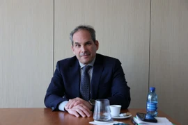 Luật sư Alan Yanovich bày tỏ niềm tin rằng các quốc gia Đông Nam Á tiếp tục là điểm đến hấp dẫn cho FDI nếu khu vực này duy trì nền kinh tế mở dựa trên luật lệ. (Ảnh: Anh Hiển/TTXVN)