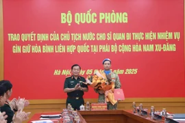 Thứ trưởng Bộ Quốc phòng, Thượng tướng Hoàng Xuân Chiến trao Quyết định của Chủ tịch nước cho sỹ quan Trần Viết Cường lên đường làm nhiệm vụ gìn giữ hòa bình Liên hợp quốc. (Nguồn: Đại biểu Nhân dân)