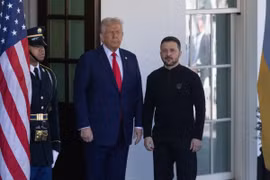 Tổng thống Mỹ Donald Trump và người đồng cấp Ukraine Volodymyr Zelensky (phải) tại Nhà Trắng hôm 28/2/2025. (Ảnh: THX/TTXVN)