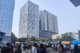Người dân sơ tán ra bên ngoài các tòa nhà sau trận động đất tại Yangon, Myanmar, ngày 28/3/2025. (Ảnh: THX/TTXVN)