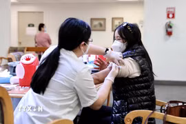 Nhân viên y tế tiêm vaccine phòng COVID-19 cho người dân tại Pasadena, Los Angeles, California, Mỹ. (Nguồn: THX/TTXVN)