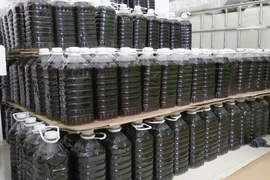 Số lượng lớn nước nắm giả bị lực lượng chức năng phát hiện tại thành phố Long Xuyên (An Giang). (Ảnh: TTXVN phát)