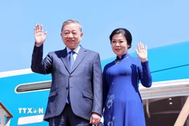 Chiều 10/8/2025 (giờ địa phương), Tổng Bí thư Tô Lâm và Phu nhân cùng Đoàn đại biểu cấp cao Việt Nam đến thủ đô Seoul, bắt đầu chuyến thăm cấp Nhà nước tới Hàn Quốc từ ngày 10 đến ngày 13/8 theo lời mời của Tổng thống Lee Jae Myung và Phu nhân. (Ảnh: Thống Nhất/TTXVN)