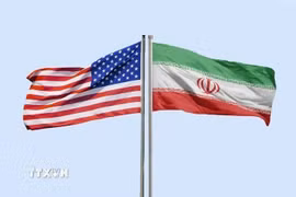 Quốc kỳ Mỹ và Iran. (Ảnh: IRNA/TTXVN)
