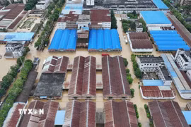 Cảnh ngập lụt sau những trận mưa lớn tại tỉnh Quý Châu, Trung Quốc. (Ảnh: THX/TTXVN)