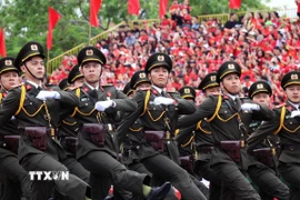 Duyệt đội ngũ chào mừng kỷ niệm 70 năm Ngày Giải phóng Hải Phòng. (Ảnh: Hoàng Ngọc/TTXVN)