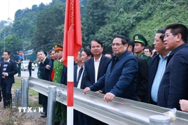 Thủ tướng Phạm Minh Chính khảo sát dự án đường sắt Lào Cai-Hà Nội-Hải Phòng đoạn qua tỉnh Lào Cai. (Ảnh: Dương Giang/TTXVN)