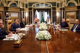 Ngoại trưởng Saudi Arabia Faisal bin Farhan Al Saud (thứ 4, trái), Ngoại trưởng Nga Sergey Lavrov (phải), Cố vấn của Tổng thống Nga về chính sách đối ngoại Yuri Ushakov (thứ 2, phải), Ngoại trưởng Mỹ Marco Antonio Rubio (thứ 2, trái), Cố vấn an ninh quốc gia Mỹ Mike Waltz (thứ 3, trái) và Đặc phái viên Mỹ về Trung Đông Steve Witkoff (trái) tại cuộc đàm phán ở Riyadh, Saudi Arabia, ngày 18/2/2025. (Nguồn: Reuters/TTXVN)