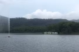 Mỗi mùa trong năm, hồ Yên Trung lại mang một vẻ đẹp riêng. (Nguồn: Vietnam+)