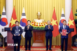 Tổng Bí thư, Chủ tịch nước Tô Lâm và Tổng thống Hàn Quốc Lee Jae Myung chứng kiến lễ trao Bản ghi nhớ về hợp tác trong lĩnh vực hạ tầng điện lực giữa Bộ Công Thương Việt Nam và Bộ Khí hậu, Năng lượng và Môi trường Hàn Quốc. (Ảnh: Thống Nhất/TTXVN)