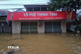 Nước lũ dâng cao khiến nhiều nhà dân tại phường Hương Vinh cũ (nay là phường Hóa Châu) bị ngập sâu. (Ảnh: Mai Trang/TTXVN)