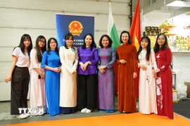 Đại sứ Việt Nam tại Bulgaria Nguyễn Minh Nguyệt (thứ 3 từ phải sang) và chị em phu nhân sứ quán chụp ảnh lưu niệm tại gian hàng Việt Nam. (Nguồn: TTXVN phát)