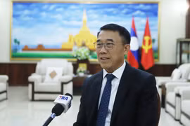 Trưởng ban Đối ngoại Trung ương Lào Bounleua Phandanouvong trả lời phỏng vấn phóng viên TTXVN. (Ảnh: Xuân Tú/TTXVN)