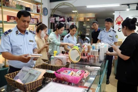 Lực lượng quản lý thị trường Hải Phòng thu giữ lượng lớn mỹ phẩm tại cửa hàng Panda Shop, tại số 9, đường Lương Khánh Thiện, thành phố Hải Phòng. (Ảnh: Hoàng Ngọc/TTXVN)