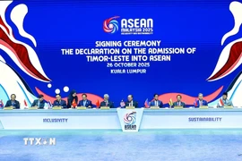 Thủ tướng Phạm Minh Chính và các Trưởng đoàn ký Tuyên bố kết nạp Timor-Leste vào ASEAN. (Ảnh: Dương Giang/TTXVN)