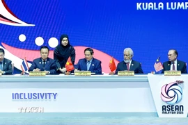 Thủ tướng Phạm Minh Chính ký Tuyên bố kết nạp Timor-Leste vào ASEAN. (Ảnh: Dương Giang/TTXVN)