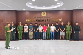 Cơ quan Cảnh sát điều tra, Công an Thành phố Hồ Chí Minh tống đạt quyết định khởi tố đối với các đối tượng. (Ảnh: TTXVN phát)